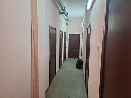 Помещение на первом этаже жилого многоквартирного дома 60,6 м2